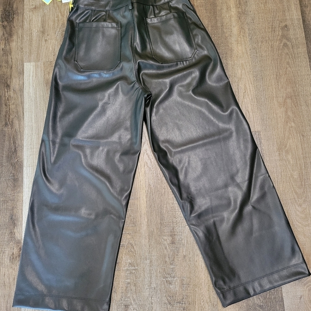 CeCe Black Wide-Leg Jumpsuit with Cropped Sophistication - Picture 9 of 12